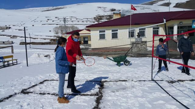 Ardahanlı köy çocukları badminton ile tanıştı