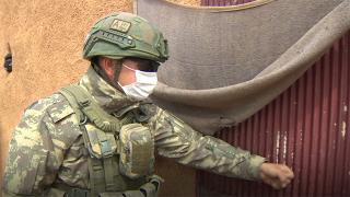 Mehmetçik, Barış Pınarı bölgesinde kapı kapı dolaşıp yaraları sarıyor