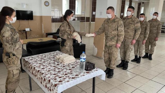Şahinde Nineden Mehmetçike yürek ısıtan hediye