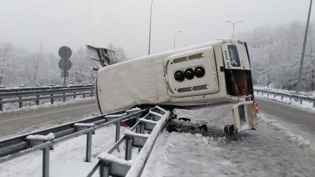 Bartında işçileri taşıyan minibüs devrildi: 11 yaralı