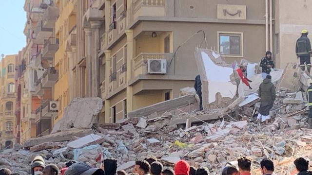 Mısırda 10 katlı bina çöktü: 18 ölü