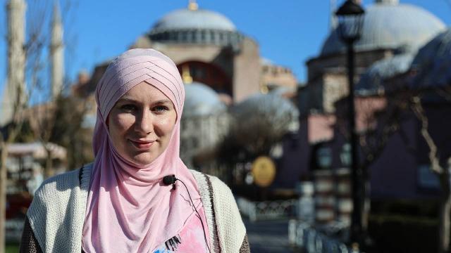 Sultanahmet Camiinde Müslümanlıkla tanıştı, şimdi İslamı anlatıyor