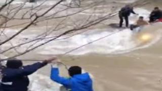 Dereye uçan araçtaki 3 kişiyi böyle kurtardılar
