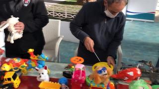 Eski oyuncakları onarıp çocuklara hediye ediyorlar