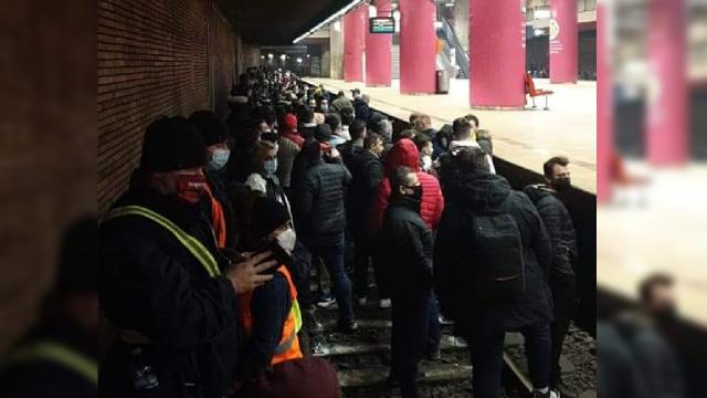 Romanyada metro sendikası üyeleri raylara inerek trafiği durdurdu