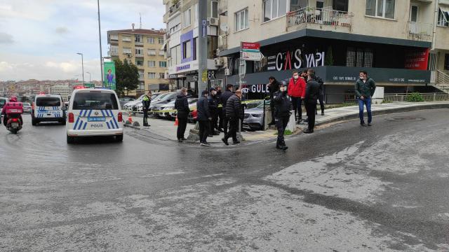 Kadıköyde oto galeriye düzenlenen silahlı saldırıda 2 araçta hasar oluştu
