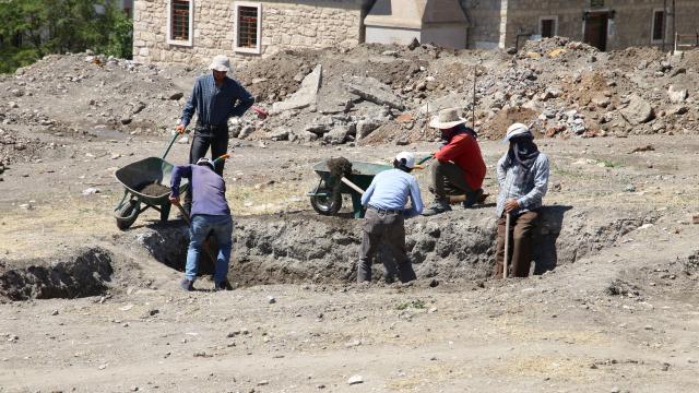 Sivasta "Kale Projesi" kapsamındaki kazılarda 42 bin parça tarihi eser gün yüzüne çıkarıldı