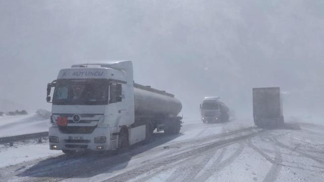 Tendürek Dağında sürücülere tipi engeli