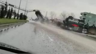 Damperi açık kalan kamyon direğe çarparak devrildi