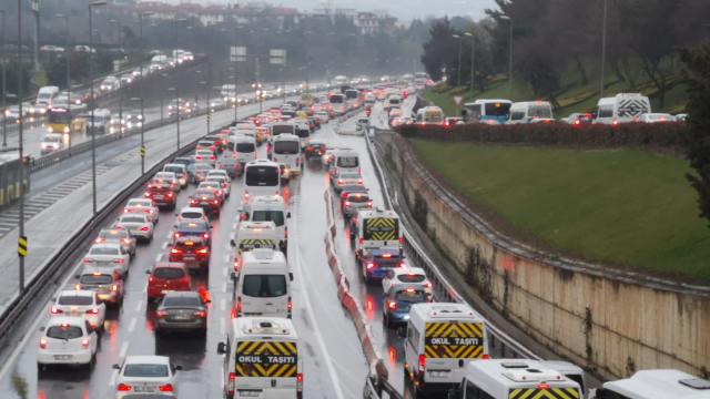 İstanbulda kar nedeniyle trafik yoğunluğu yüzde 65lere çıktı