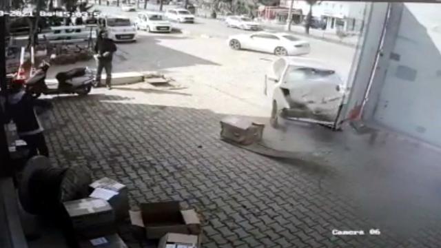 Muğlada iki otomobilin çarpıştığı kaza güvenlik kamerasında