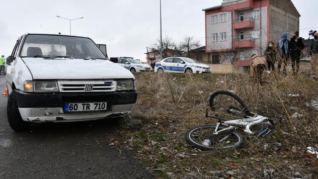 Sivasta otomobilin çarptığı bisikletli ile yaya yaralandı