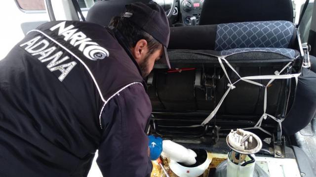 Adanada yakıt deposunda 5 kilogram sentetik uyuşturucu bulunan aracın sürücüsü gözaltına alındı