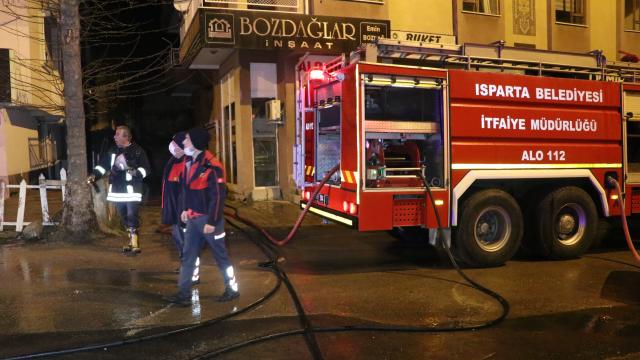 Ispartada bir apartmanda çıkan yangın hasara yol açtı