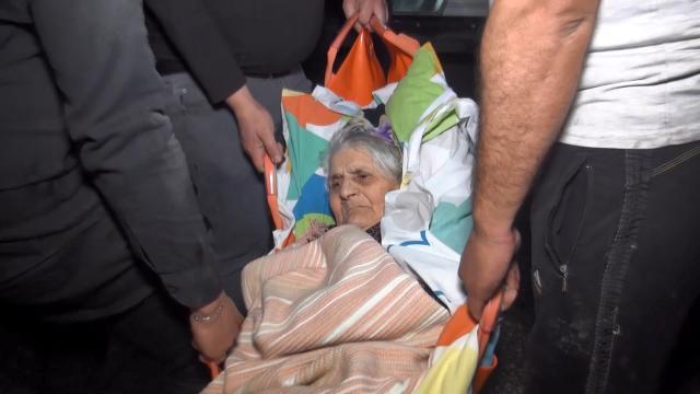Yangında mahsur kalan felçli kadın, kurtarıldı