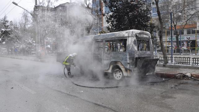 Afyonkarahisarda seyir halindeki yolcu minibüsü yandı