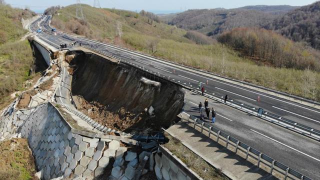 Düzce-Zonguldak yolu çöktü