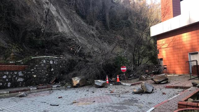 Zonguldakta otobüs terminali heyelan sebebiyle kapatıldı