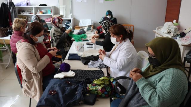 Adıyamanlı kadınlar atık malzemeleri ev ve süs eşyasına dönüştürüyor
