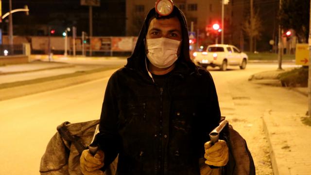 Kağıt toplayıcısı bulduğu çantayı polise teslim ederek örnek davranış sergiledi
