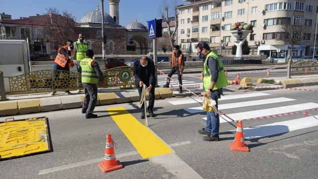 Edirne Valisi Ekrem Canalp, yaya çizgisi çeken ekibe yardım etti