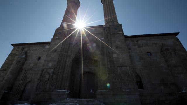 Kadim şehir Erzurum yüzlerce yıllık yapılarıyla ziyaretçilerini tarihi yolculuğa çıkarıyor
