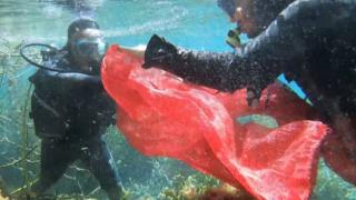 Göletten bir kamyon çöp çıktı