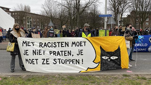 Hollandada polisin öldürülen Türk genciyle ilgili ırkçı söylemleri protesto edildi
