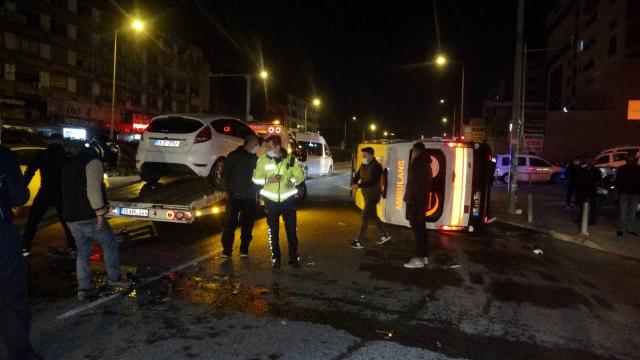 Otomobille çarpışan ambulans devrildi: 1 yaralı