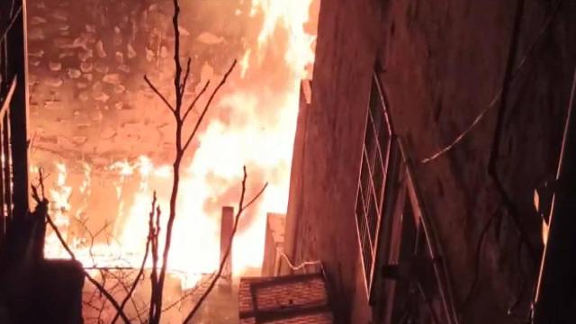 Kağıthanede 4 katlı boş bina alev alev yandı
