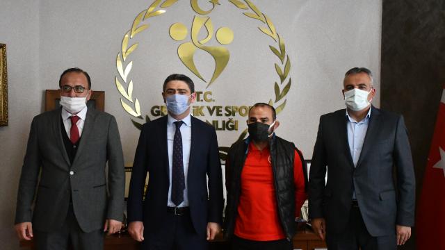 Kahramanmaraştan Zeytin Dalı Harekatı bölgesindeki gençlere spor malzemesi yardımı yapıldı