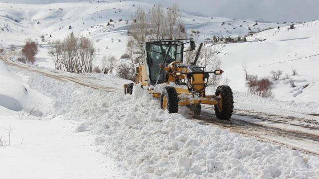 Baharda "kar" mesaisi sürüyor: 43 yol ulaşıma kapalı