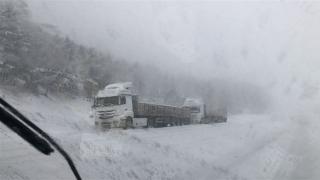 Ardahan'da tır geçişine kar engeli