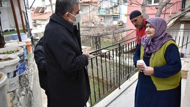 Turuncu kategorideki Karamanda vali, yine kapı kapı gezip uyarıda bulundu