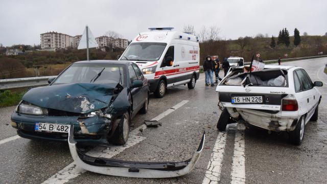Düzcede iki otomobil çarpıştı: 3 yaralı