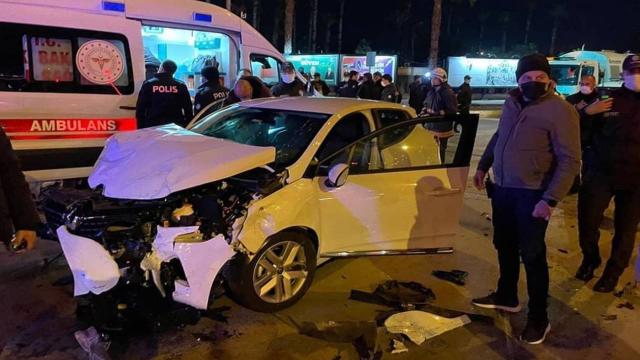 Mersinde polis aracı ile otomobil çarpıştı: 3 yaralı