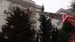 Bursa'da boş dairenin balkonuna düşen kediyi itfaiye kurtardı