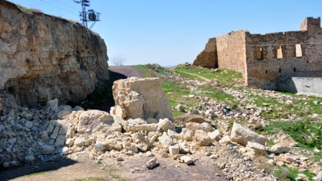 Derikte kaya parçasının düştüğü yol ulaşıma kapandı