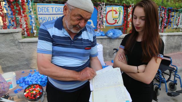 Yardımsever dede ve torunu 13 yılda 130 ton mavi kapak topladı