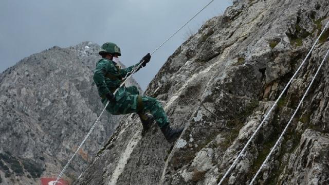 Azerbaycan askerlerine dağcılık eğitimi verildi