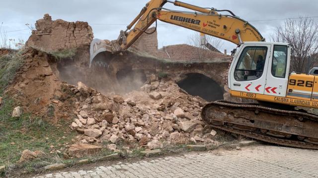 Nevşehirin köylerindeki 43 metruk yapı yıkıldı