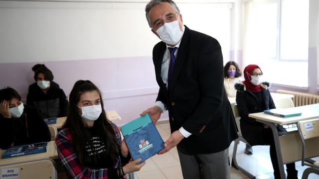 Nevşehir Belediyesi tarafından sınava hazırlanan öğrencilere hazırlık kitabı dağıtıldı