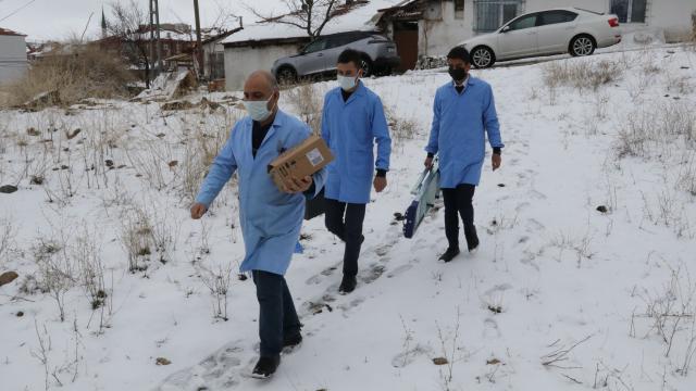 "Tasarruf gönüllüsü" öğrenciler ev ev dolaşarak 5 bin klasik ampulü tasarruflusuyla değiştirdi