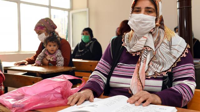 Mersinde kadınlar gittikleri kursta okuma yazma hayalini gerçeğe dönüştürüyor