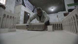 Dünyası yıkıldı, maketini yapıyor: 4 evladını, "sesini" ve asırlık kentini kaybetti