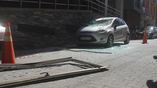 Arabanın üstüne pencere düştü