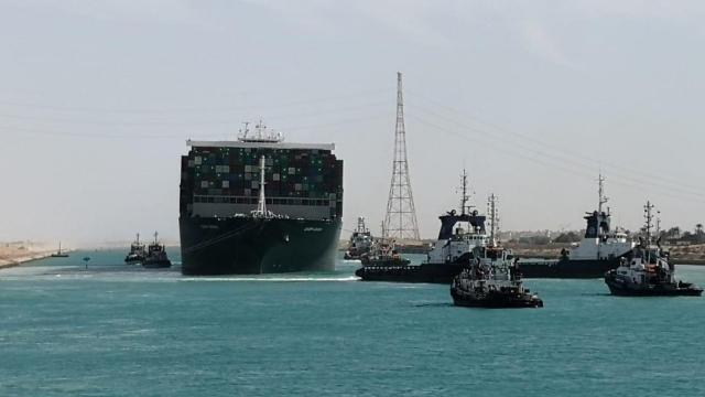 Süveyş Kanalında karaya oturan gemi kurtarıldı