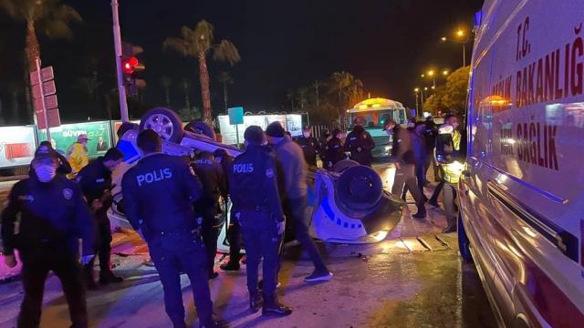 Mersinde polis aracı ile otomobil çarpıştı: 3 yaralı