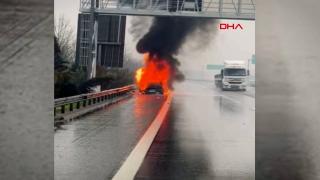 Tem Otoyolu'nda otomobil alev alev yandı