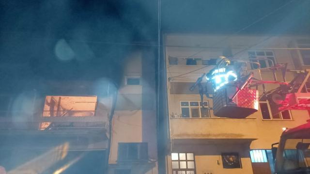 Bilecikte 3 katlı evde çıkan yangın hasara neden oldu